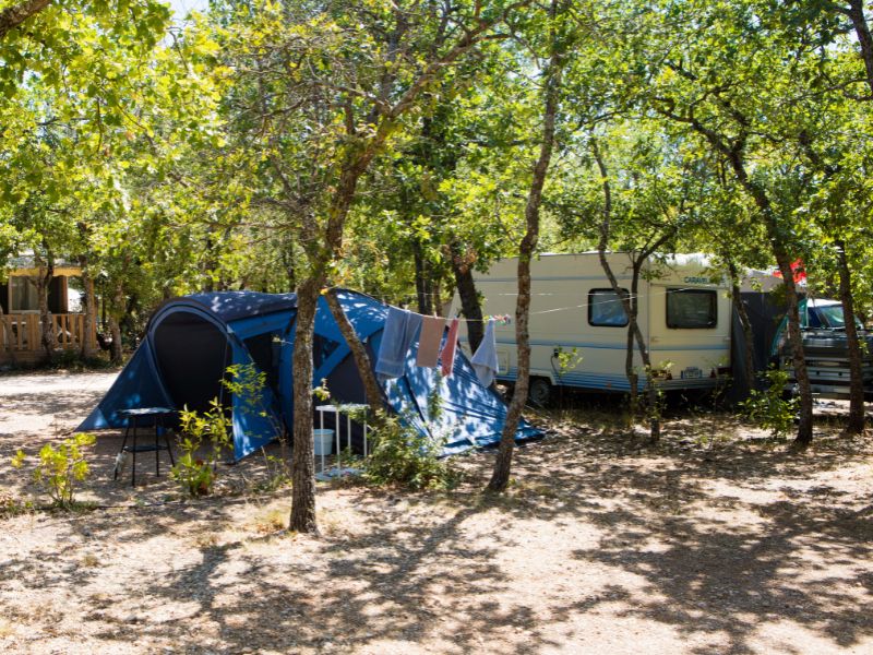Emplacement - Emplacement Confort Small Pour Tente (Avec Électricité) - Camping Les Chênes Blancs