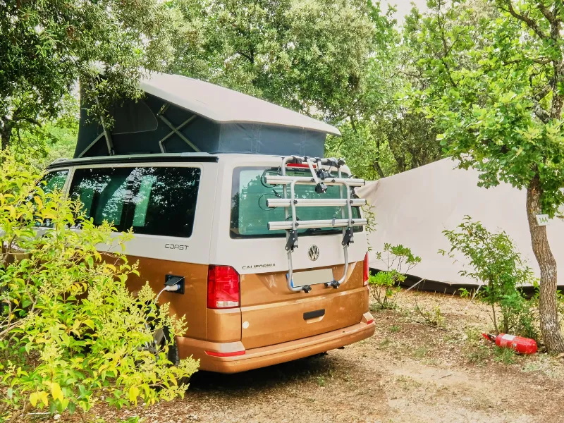 Kampeerplaats(en) - Standplaats Confort Large Tent/Van <6M  (Met Elektriciteit) - Domaine des Chênes Blancs