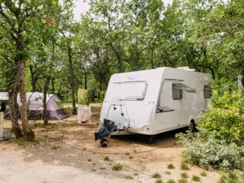 Stellplatz - Camping Stellplatz Confort Large Zelt/Van/Wohnwagen/Wohnmobil (Mit Strom) - Domaine des Chênes Blancs