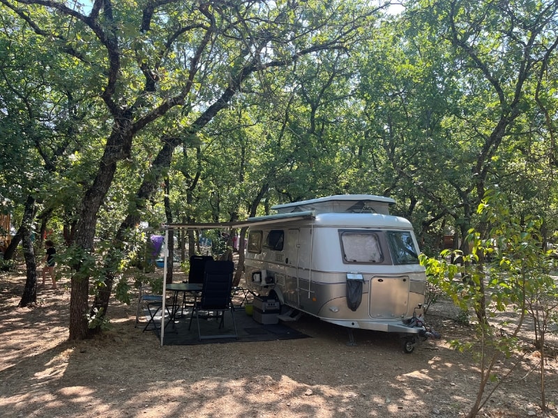 Comfortabele staanplaats voor grote tenten/busjes/caravans/campers (met elektriciteit)