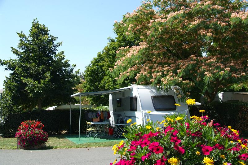  Camping Le Futuriste - Saint-Georges-Lès-Baillargeaux