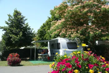 Stellplatz - Emplacement Grand Confort 6 Amp - Camping le Futuriste