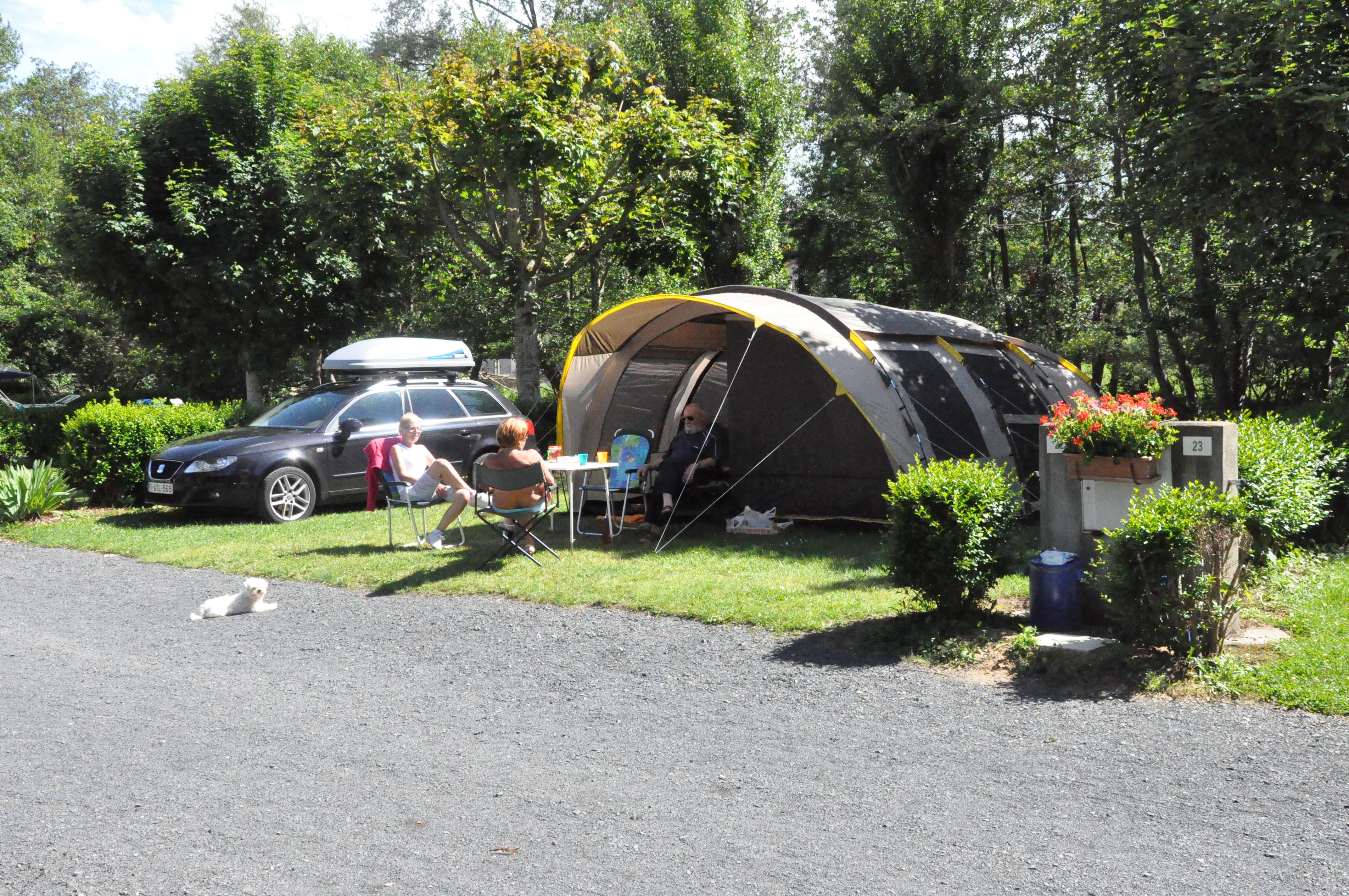 Emplacement Tente ou caravane + 1 voiture ou 1 camping-car