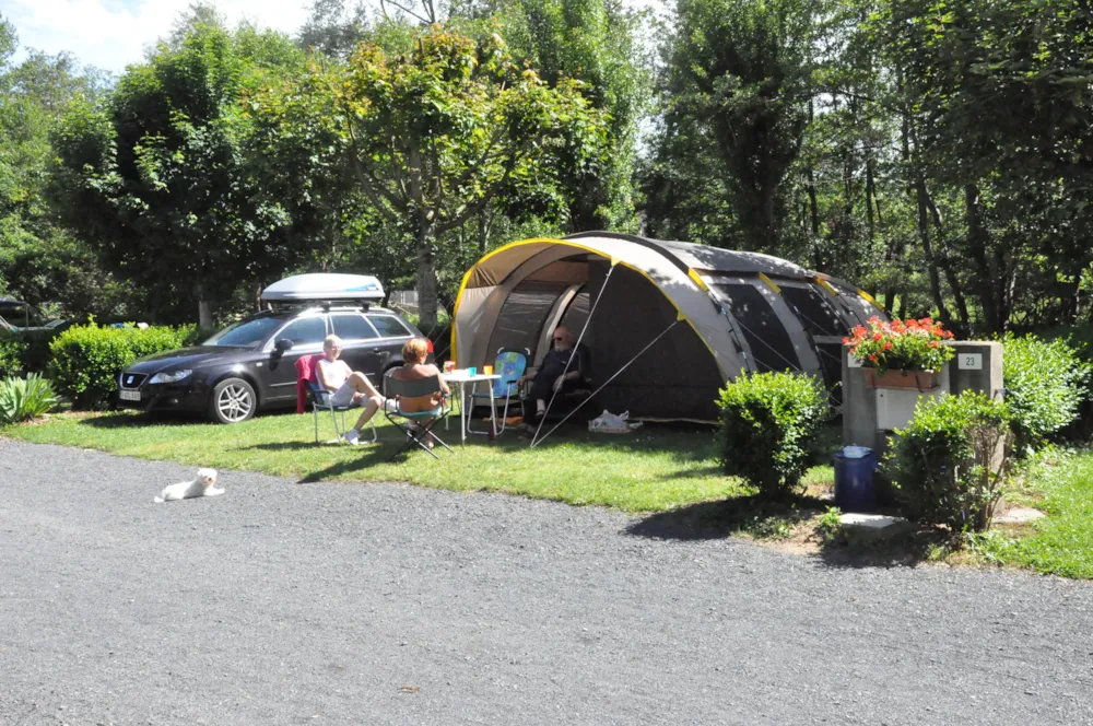 Standplaats : auto + tent/caravan of kampeerauto
