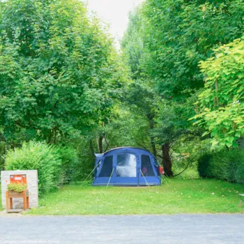 Stellplatz - Pitch Grand Confort Premium +120 M2 Riverside Including 2 People With Electricity - Camping Les Moulettes