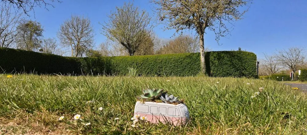 Emplacement - Forfait Camping (1 Emplacement, 2 Personnes, 1 Équipement) - Camping Onlycamp Sous Les Pommiers