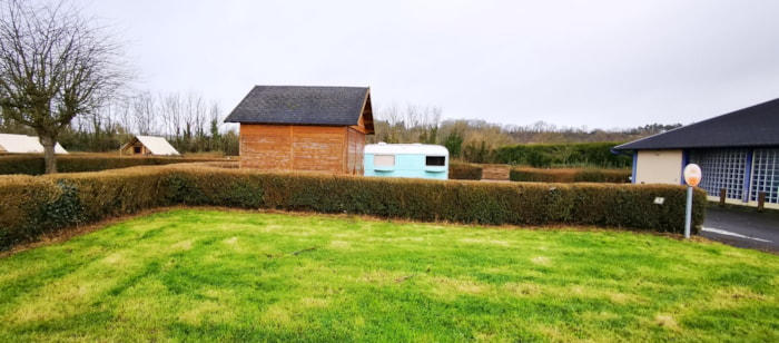 Forfait Camping (1 Emplacement, 2 Personnes, 1 Équipement)