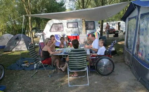 Emplacement Confort : Emplacement À Partir De  100M2  Avec 1 Véhicule + Tente/Caravane/Camping-Car Et Électricité 10 Ampéres