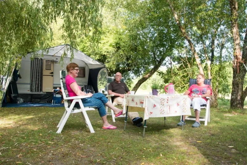 Emplacement Confort : Emplacement À Partir De  100M2  Avec 1 Véhicule + Tente/Caravane/Camping-Car Et Électricité 10 Ampéres