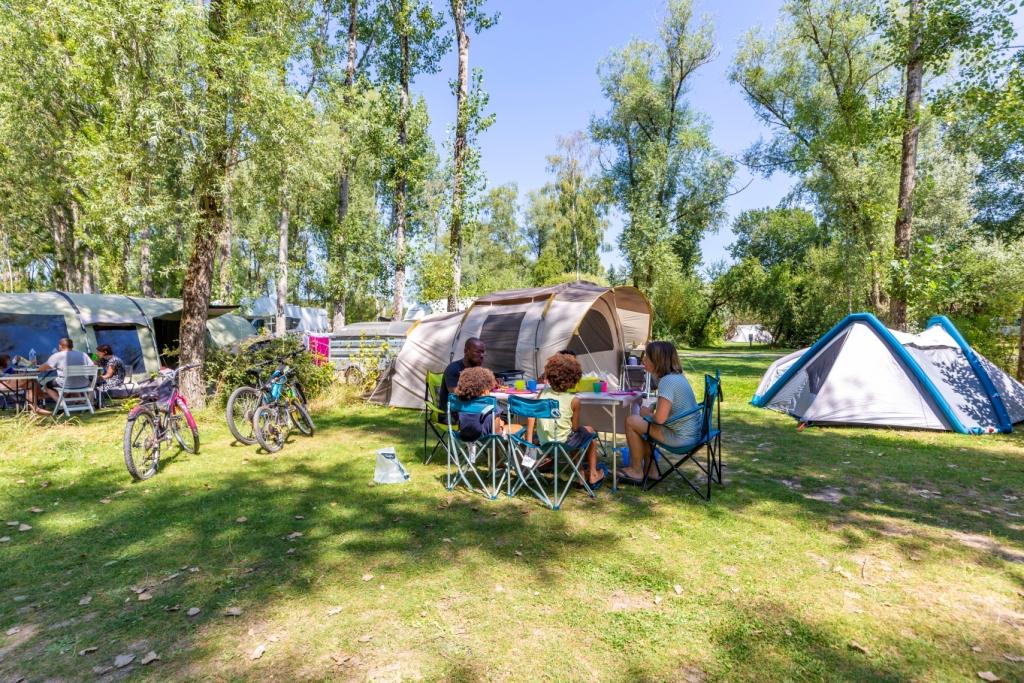 Emplacement NATURE : emplacement de 100 m2 avec 1 véhicule et tente / Caravane / Camping-Car