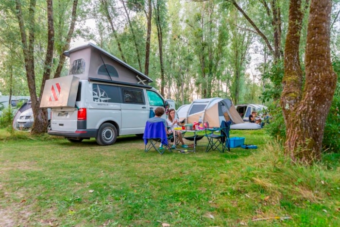 Emplacement Confort : Emplacement À Partir De  100M2  Avec 1 Véhicule + Tente/Caravane/Camping-Car Et Électricité 10 Ampéres