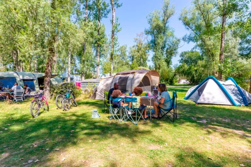 Emplacement Confort : Emplacement À Partir De  100M2  Avec 1 Véhicule + Tente/Caravane/Camping-Car Et Électricité 10 Ampéres