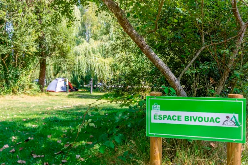 Emplacement Cyclo/Rando :Espace Réservés Aux Randonneurs À Vélo À Moto Ou À Pied