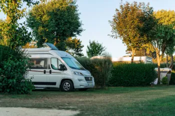 Stellplatz - Stellplatz Mit Strom 16A 2 Personen + 1 Fahrzeug - Camping Baie de Saint Pol