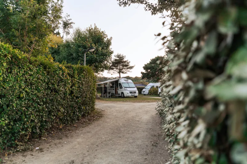Emplacement Avec Électricité 16A 2 Personnes + 1 Véhicule