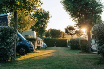 Stellplatz - Stellplatz Mit Strom - 1 Fahrzeug - Camping Baie de Saint Pol