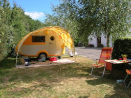 Stellplatz - Stellplatz + Fahrzeug - Camping des Chaumières