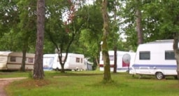 Kampeerplaats(en) - Standplaats - Auto - Tent - Dusche - Verwarmd Zwembad Van 15/06 Tot 15/09 - Camping de la Pelouse