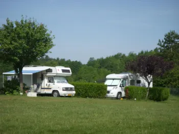 Stellplatz - Stellplatz Wohnmobil  - Dusche - Beheizten Schwimmbad Vom 15/06 Bis 15/09 - Camping de la Pelouse