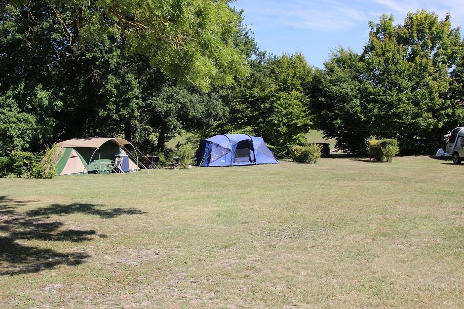 Emplacement - Emplacement Classique (1 Tente, Caravane Ou Camping-Car / 1 Voiture / Électricité 10A) - Camping Castel Le Petit Trianon de Saint-Ustre