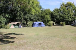 Kampeerplaats(en) - Classique Standplaats (1 Tent, Caravan Of Camper / 1 Auto / Elektriciteit 10A) - Le Petit Trianon