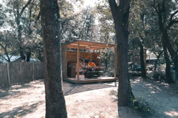 Stellplatz - Signature Stellplatz Mit Ausgestatteter Terrasse / S - Camping Campéole La Côte des Roses