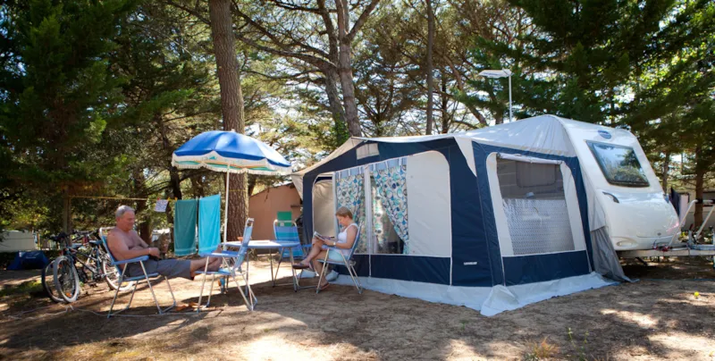 Forfait B : Emplacement + Électricité 10 Ampères + Véhicule