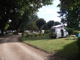 Stellplatz - Stellplatz + Fahrzeug - Camping Le Clos du Blavet