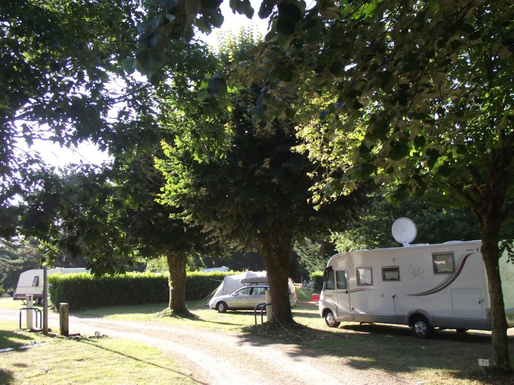 Stellplatz - Wohnmobilstellplatz Wo Wohnwagen - Camping Le Clos du Blavet