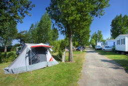 Kampeerplaats(en) - Basisprijs Comfortplaats (1 Tent, Caravan Of Camper / 1 Auto / Elektriciteit 6A) - Camping Bois Soleil