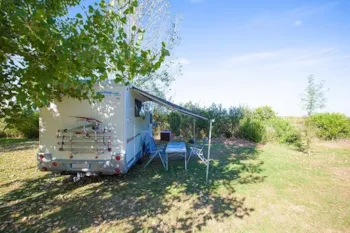 Pitch - Comfort Package (1 Tent, Caravan Or Motorhome / 1 Car / Electricity 6A) - Camping Bois Soleil