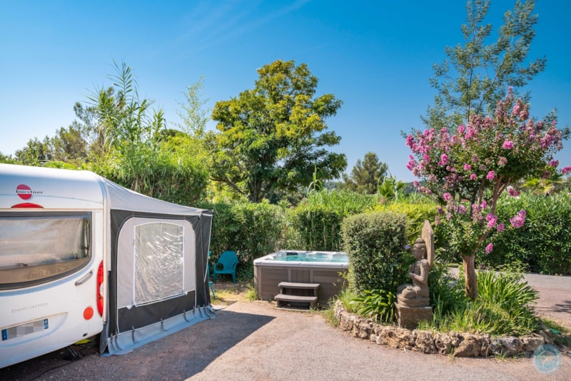 'Palace de Luxe' kampeerplek (Caravan/Camper, géén tent) met eigen badkamer en jacuzzi