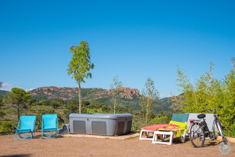 'Imperial' pitch (Caravan/motorhome, attention: no tent) with private bathroom and jacuzzi