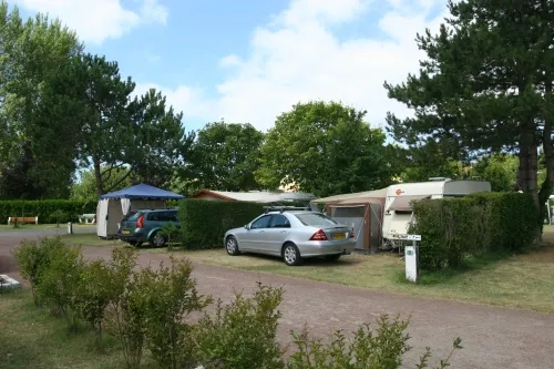 Kampeerplaats(en) - Basisprijs Natuurplaats Zonder Elektriciteit (1 Tent, Caravan Of Camper / 1 Auto) - Flower Camping Le Nauzan Plage
