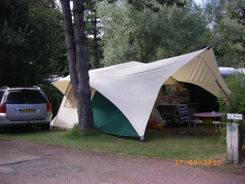 Forfait Nature Sans Électricité (1 Tente, Caravane Ou Camping-Car / 1 Voiture)