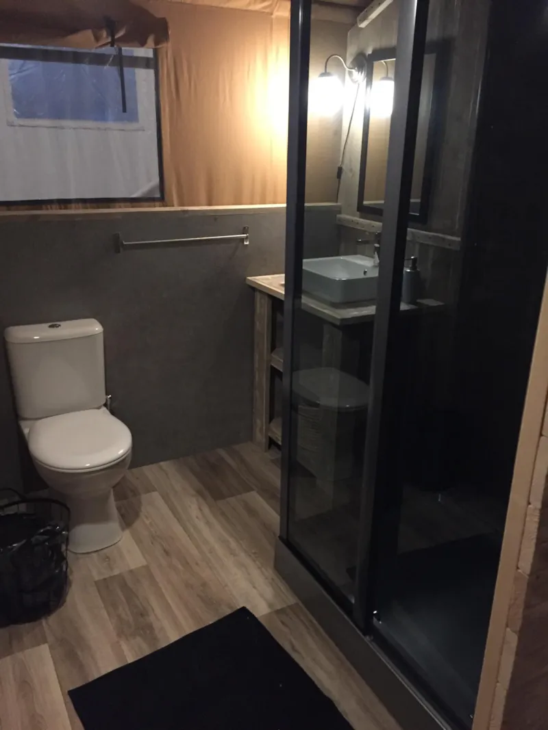 Tente Luxury Lodge Premium 40M² - 2 Chambres + Terrasse Couverte  + Tv