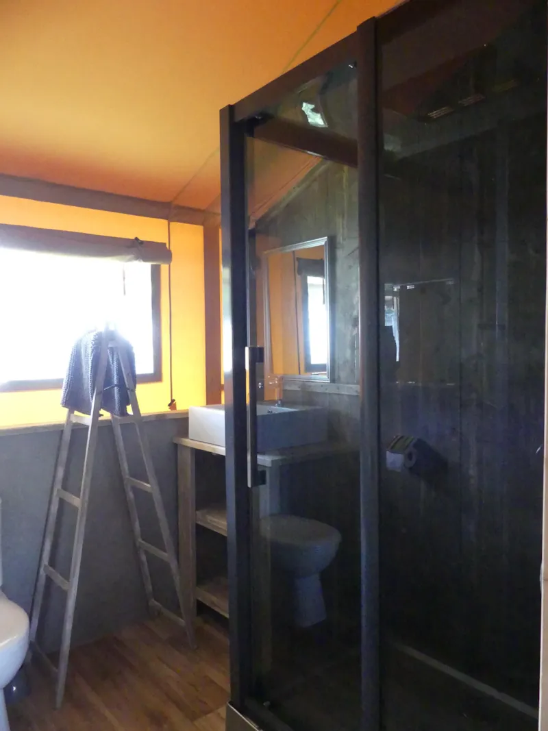 Tente Luxury Lodge Premium 40M² - 2 Chambres + Terrasse Couverte  + Tv