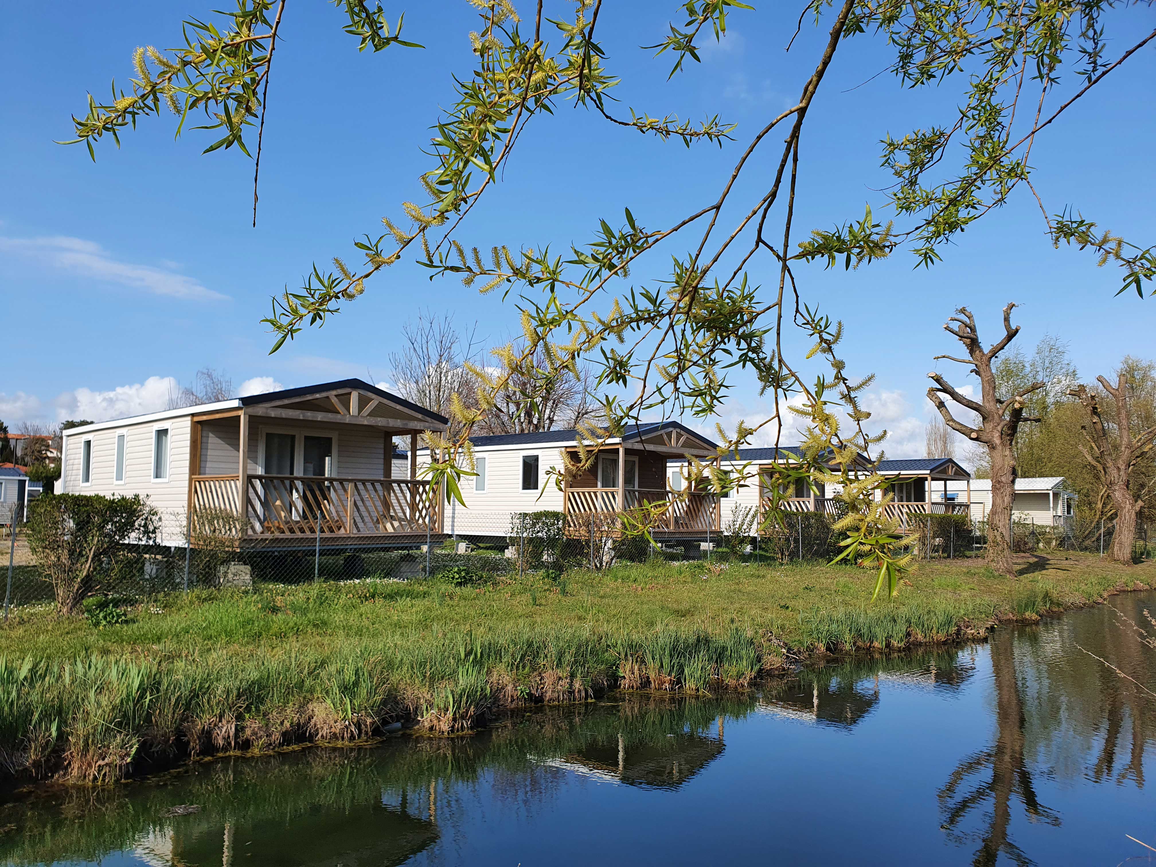 Mobil Home Premium 25m² - 2 chambres + terrasse couverte + TV + Lave-vaisselle