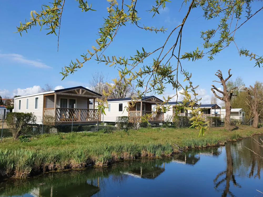 Huuraccommodatie(s) - Stacaravan Premium 25M² - 2 Slaapkamers + Overdekt Terras + Tv + Vaatwasmachine - Flower Camping Le Nauzan Plage