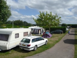 Piazzole - Piazzola Confort (Tenda, Roulotte  , Camper / 1 Auto + Eletricitta 6A) - Camping Les Roches