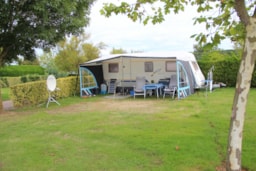 Stellplatz - Stellplatz Confort Plus (Zelt, Wohnwagen, Wohnmobil / 1 Auto + Strom 10A) - Camping Les Roches