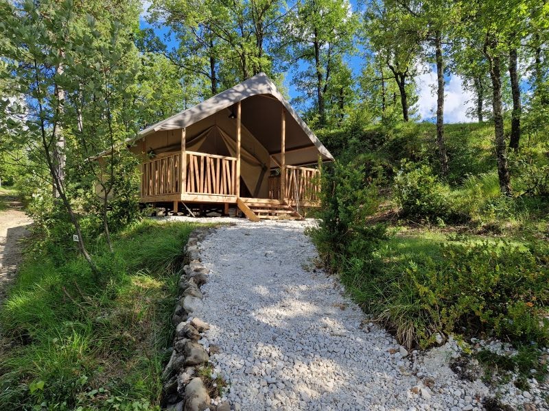 Lodge without sanitary facilities