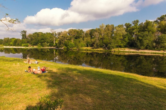 Emplacements En Bord De Rivière Et Sanitaire Privatif