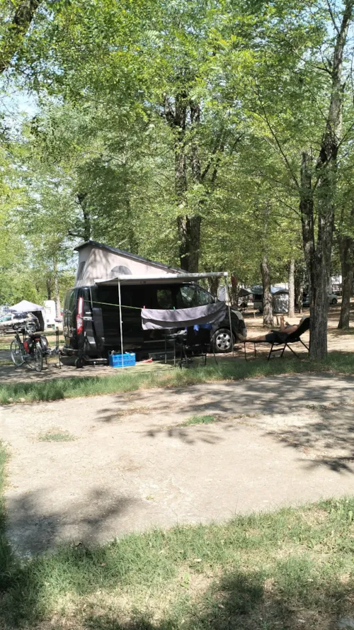 Stellplatz - Stellplätze Am Flussufer- Le Village - image n°2 - Camping LA CHAPOULIÈRE