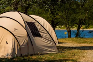 Emplacement - Stellplätze am Flussufer- Le Village - Camping LA CHAPOULIÈRE