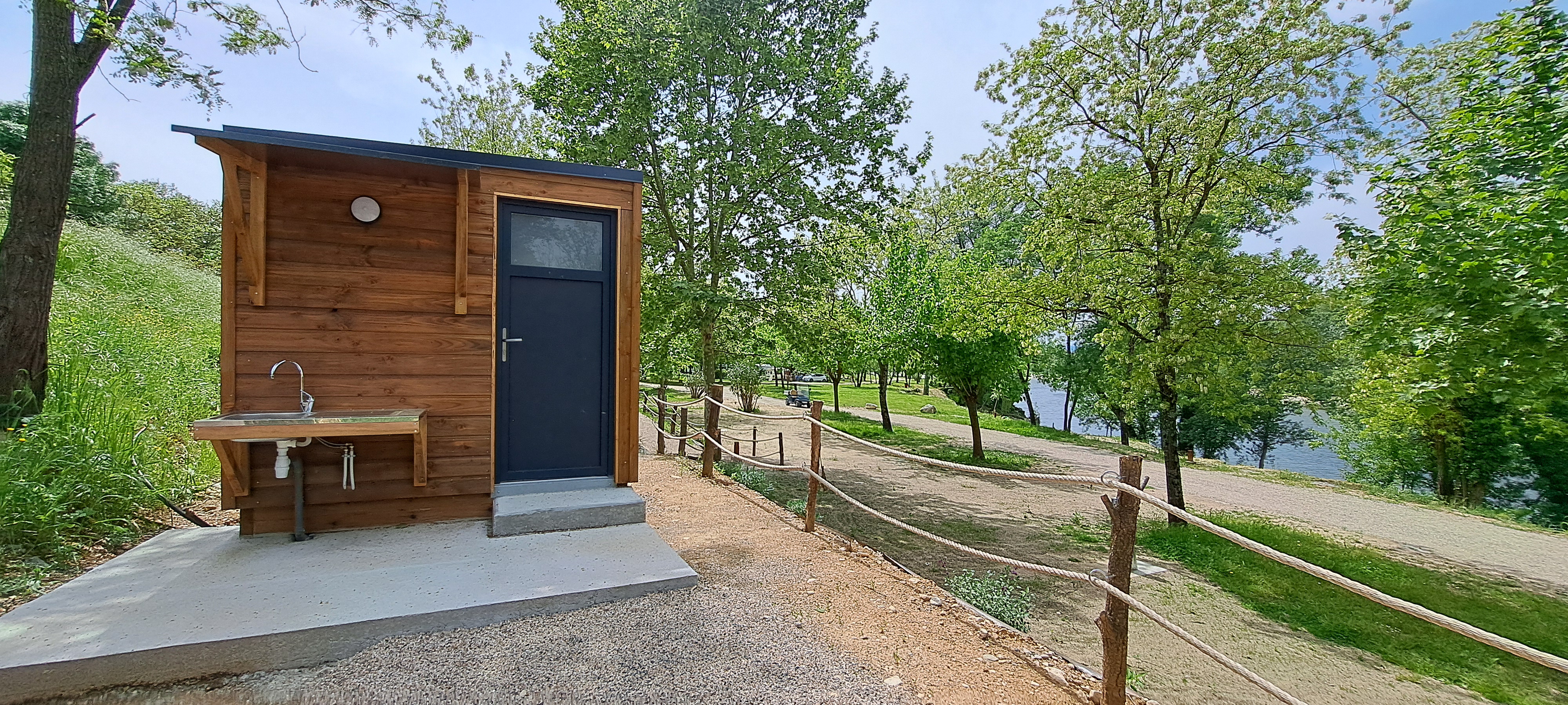 Stellplätze mit Flussblick und privaten Toiletten