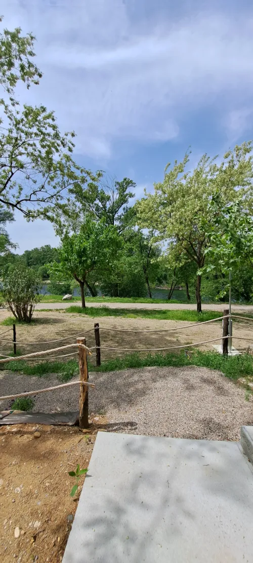 Emplacement - Emplacements En Bord De Rivière Et Sanitaire Privatif- La Rive - image n°5 - Camping LA CHAPOULIÈRE