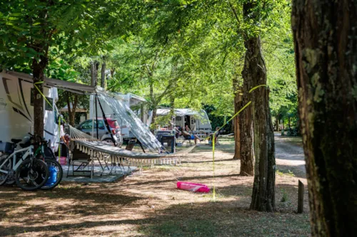 Kampeerplaats(en) - Standplaatsen Standaard -  Le Village - image n°6 - Camping LA CHAPOULIÈRE