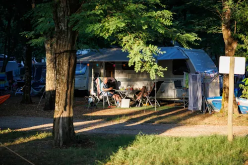 Stellplatz - Stellplätze Am Flussufer- Le Village - image n°4 - Camping LA CHAPOULIÈRE