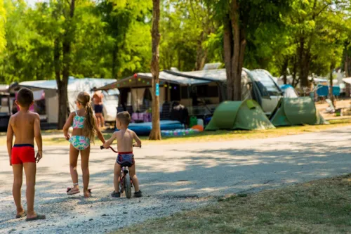 Stellplatz - Stellplätze Am Flussufer- Le Village - image n°5 - Camping LA CHAPOULIÈRE